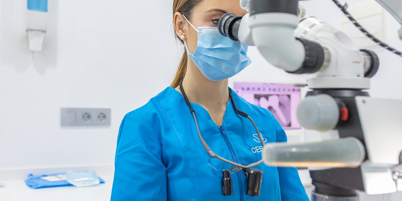 clínicas dentales en Burjassot - microscopio