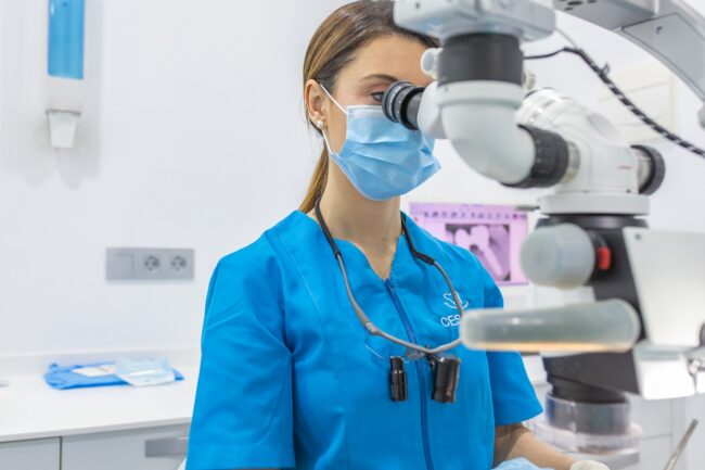 clínicas dentales en Burjassot - microscopio