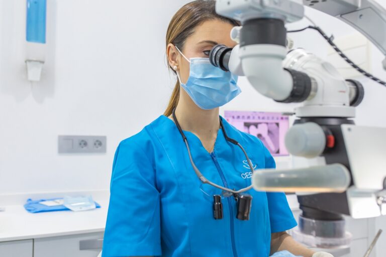 clínicas dentales en Burjassot - microscopio