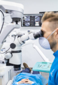 implantes fijos en el mismo día en Valencia - microscopio